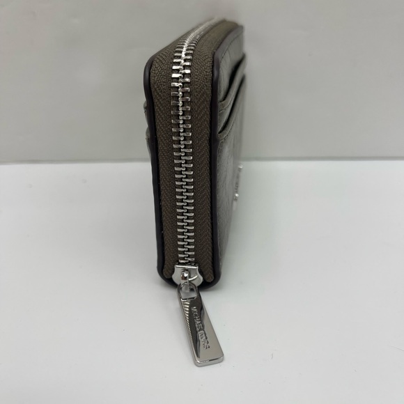 MICHAEL KORS Jet Set Medium Distressed Zip Around Card Case
Olive
NWT - Picture 4 of 16